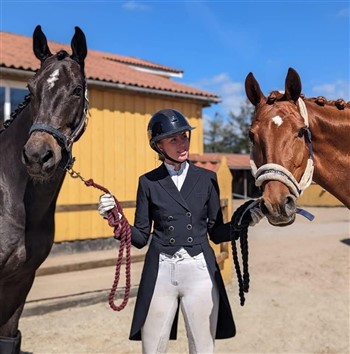 Cecilie Thaulow Broholm, der til dagligt fungerer som rytter for vores unge heste.